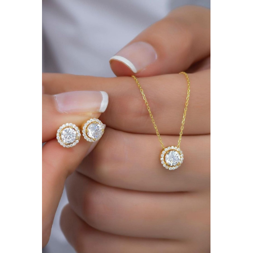 Işıklı Kutuda 1.01 Karat Kolye Ve Küpe Işıklı Kutuda 1.01 Karat Kolye Ve Küpe