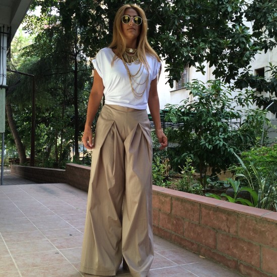 Baggy trousers with wide pleats
