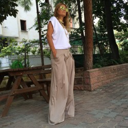 Baggy trousers with wide pleats
